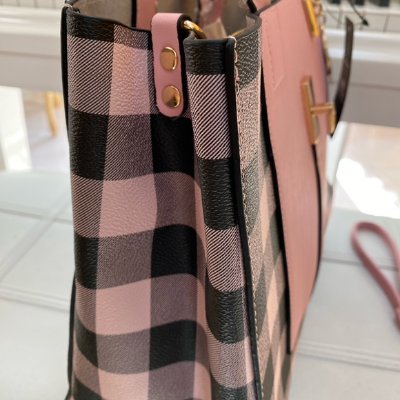 Pink tote bag and wristlet MKF mia collection 2 pc.